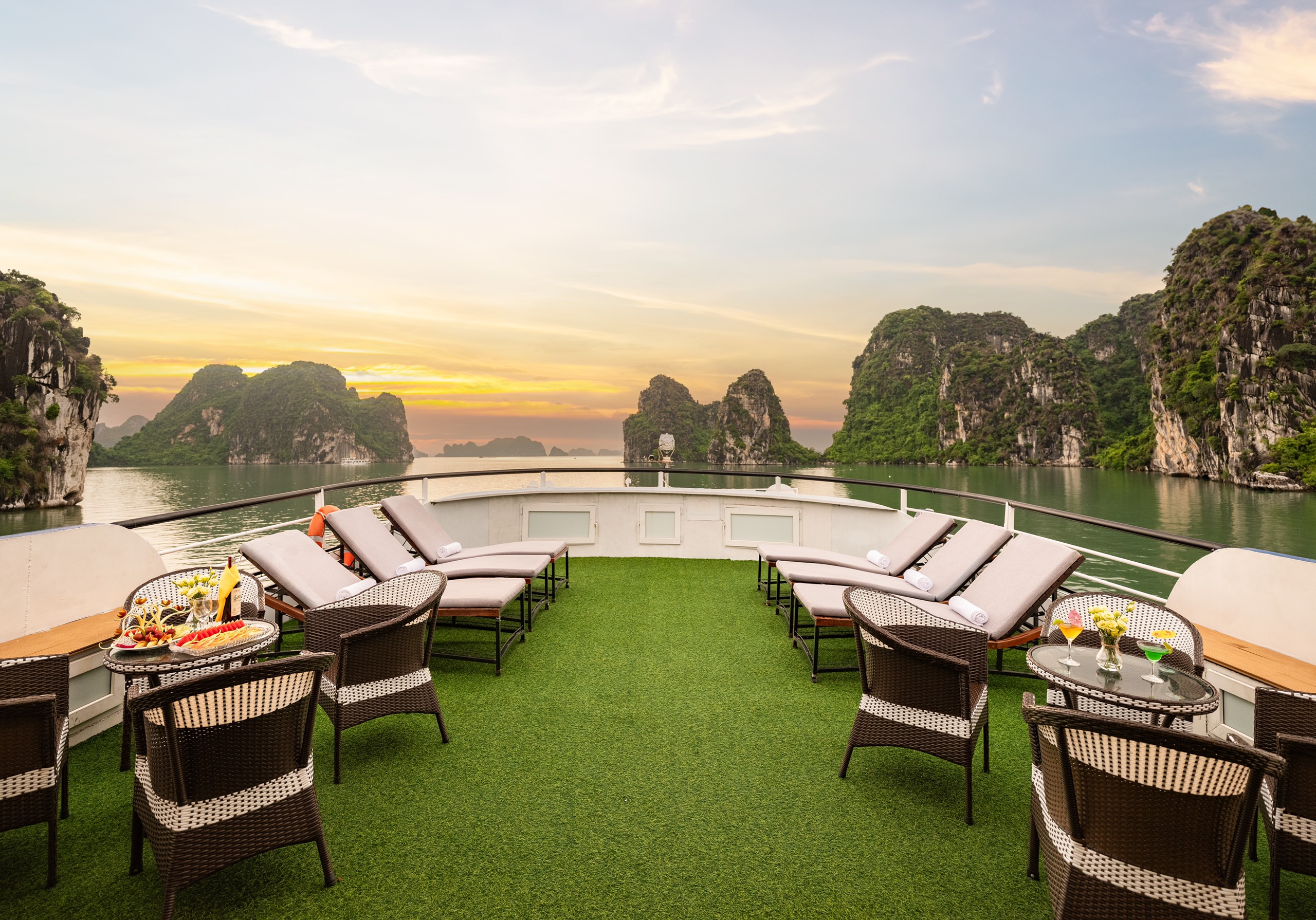 Day Tour | Halong Bay Deluxe 4-Star Cruise