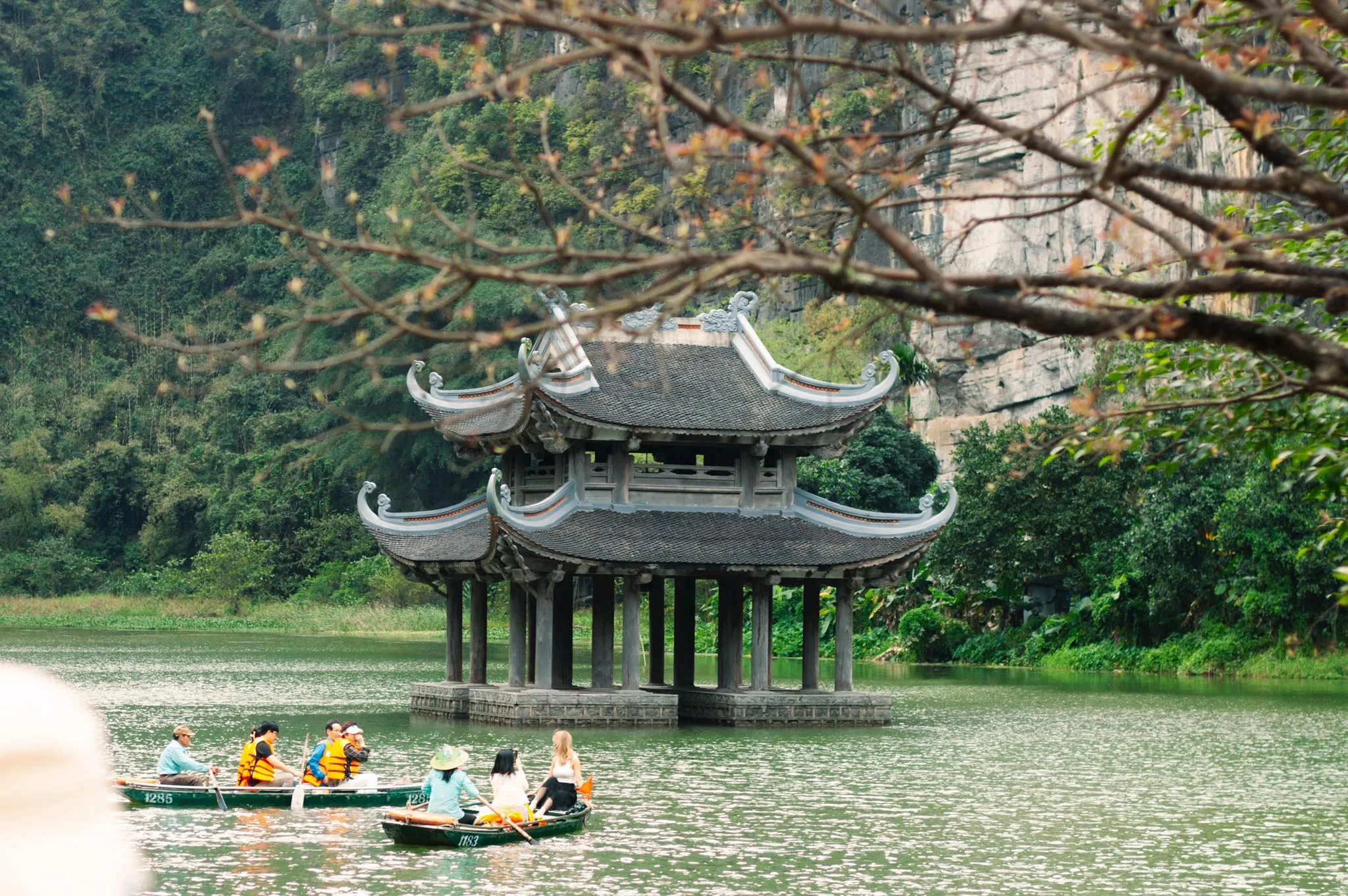 하노이 출발 일일 투어 I 닌 빈 관광: 바이딘, 짱안 | 5성급 레스토랑에서 식사