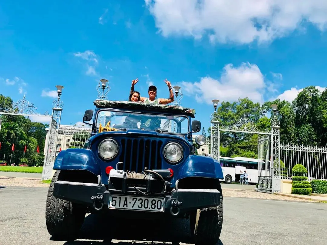 Tour trong ngày I Tour riêng khám phá Sài Gòn về đêm bằng xe Jeep Quân đội