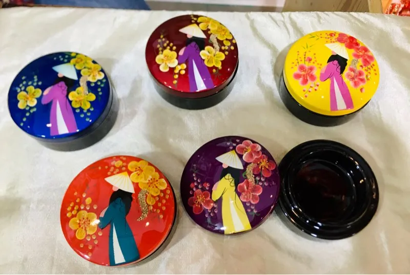 Exquisite lacquer powder box