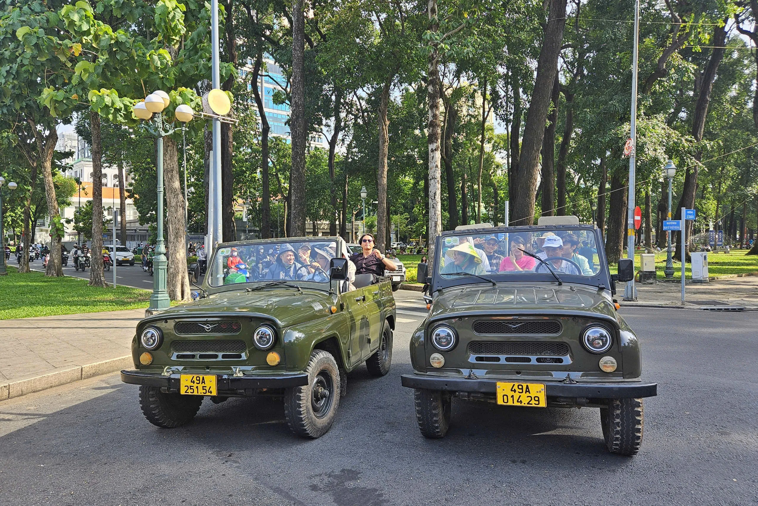 Tour trong ngày | Khám phá những điểm đến nổi tiếng của Sài Gòn bằng Xe Jeep Quân Đội | Thành phố Hồ Chí Minh