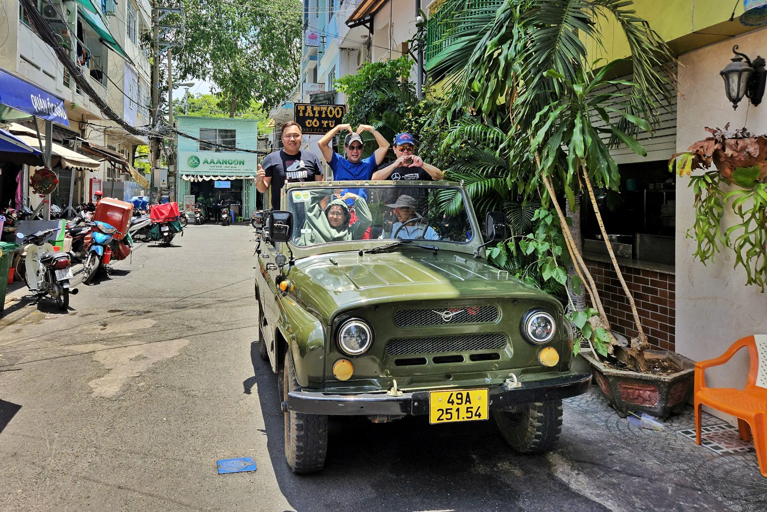Tour trong ngày | Khám phá Ẩm thực, Văn hoá và Lịch sử Sài Gòn bằng Xe Jeep Quân Đội | Thành phố Hồ Chí Minh
