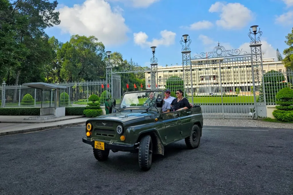 Tour trong ngày | Khám phá những điểm đến nổi tiếng của Sài Gòn bằng Xe Jeep Quân Đội | Thành phố Hồ Chí Minh