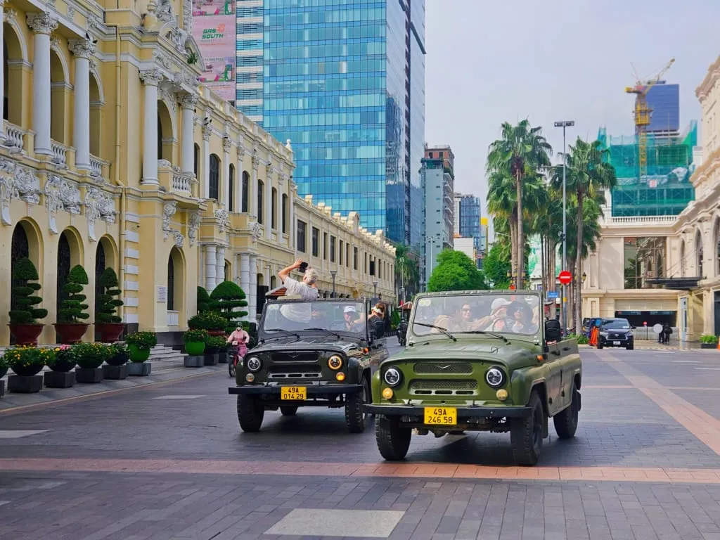 Tour trong ngày | Khám phá những điểm đến nổi tiếng của Sài Gòn bằng Xe Jeep Quân Đội | Thành phố Hồ Chí Minh