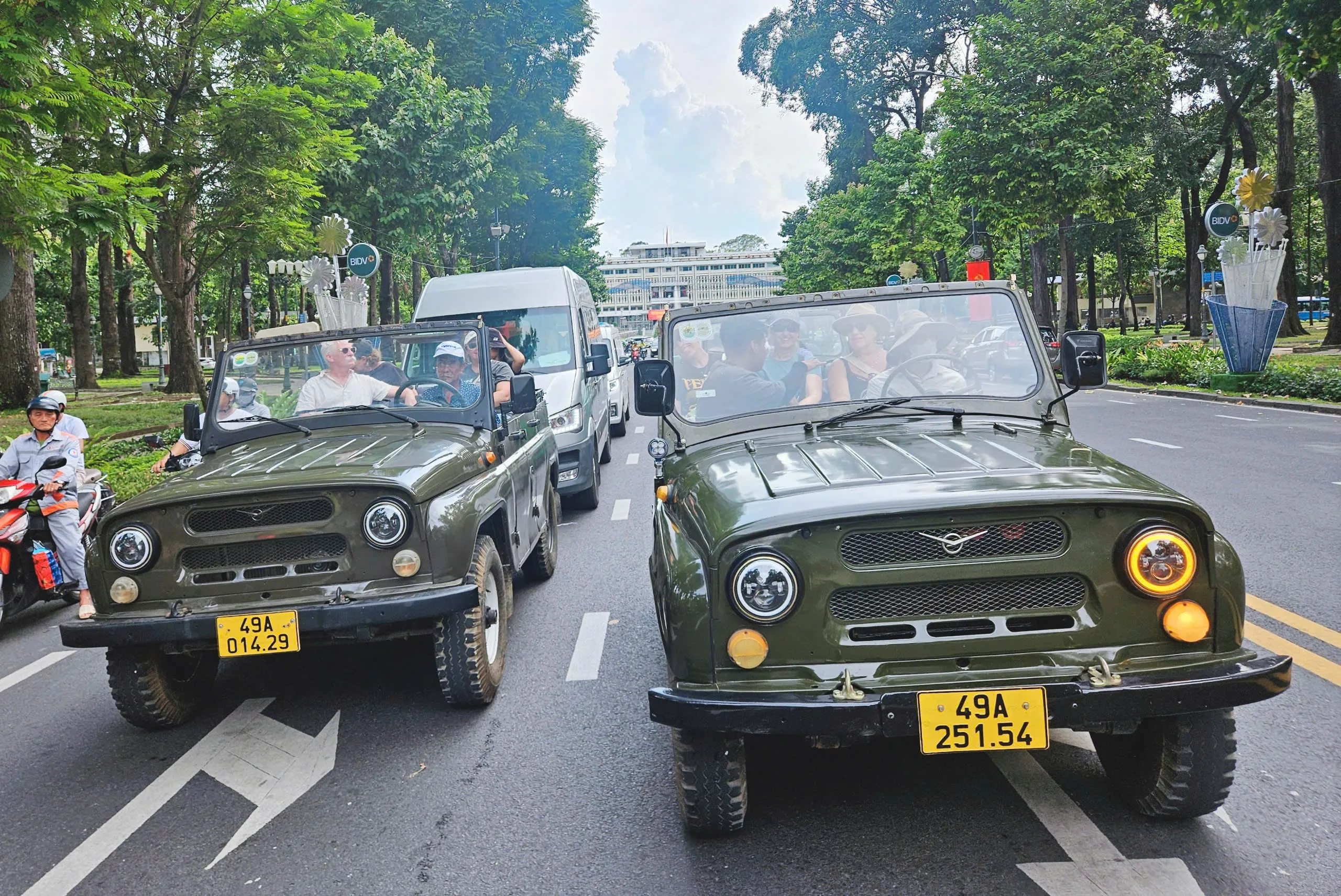 Tour trong ngày | Khám phá những điểm đến nổi tiếng của Sài Gòn bằng Xe Jeep Quân Đội | Thành phố Hồ Chí Minh