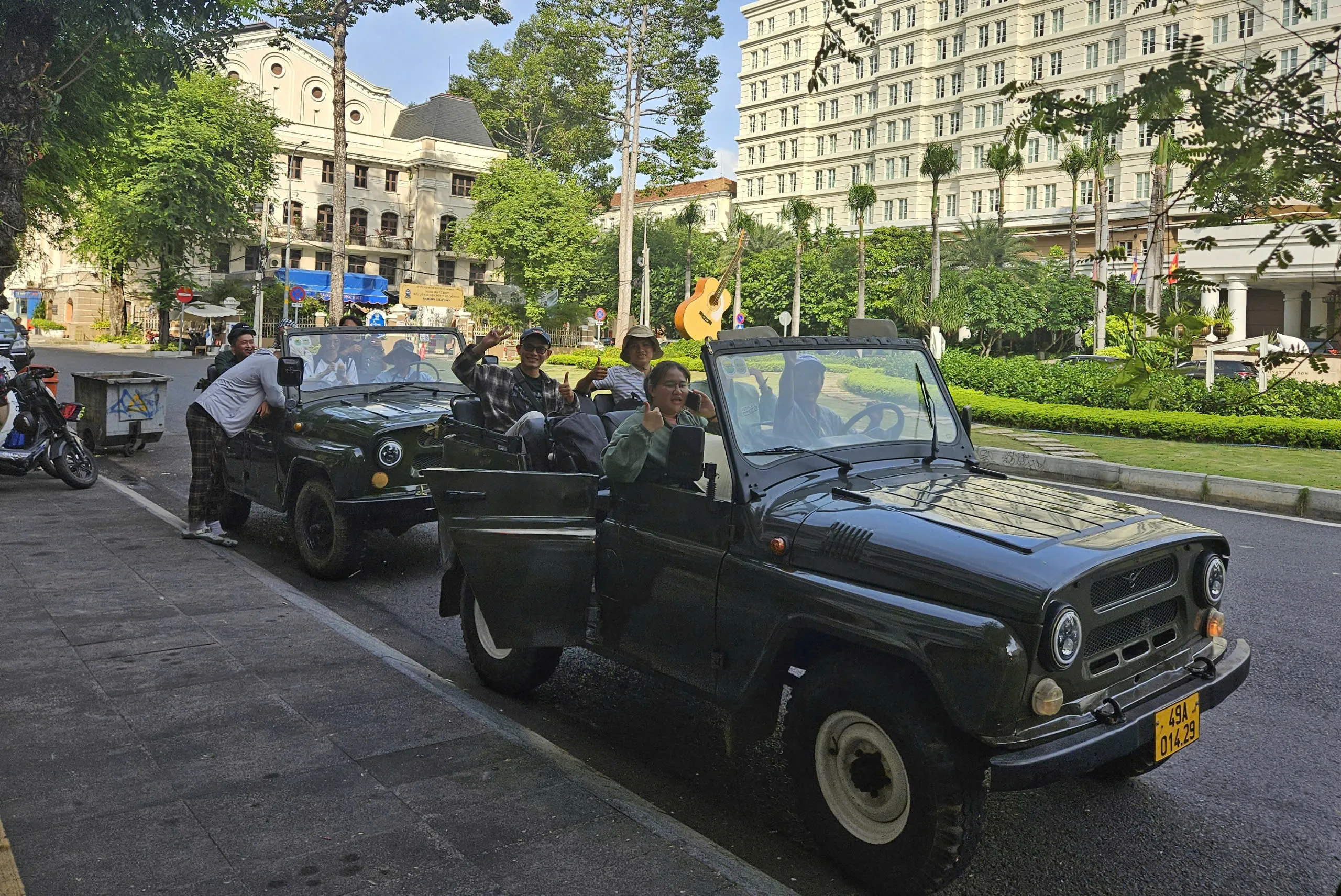 Tour trong ngày | Khám phá những điểm đến nổi tiếng của Sài Gòn bằng Xe Jeep Quân Đội | Thành phố Hồ Chí Minh