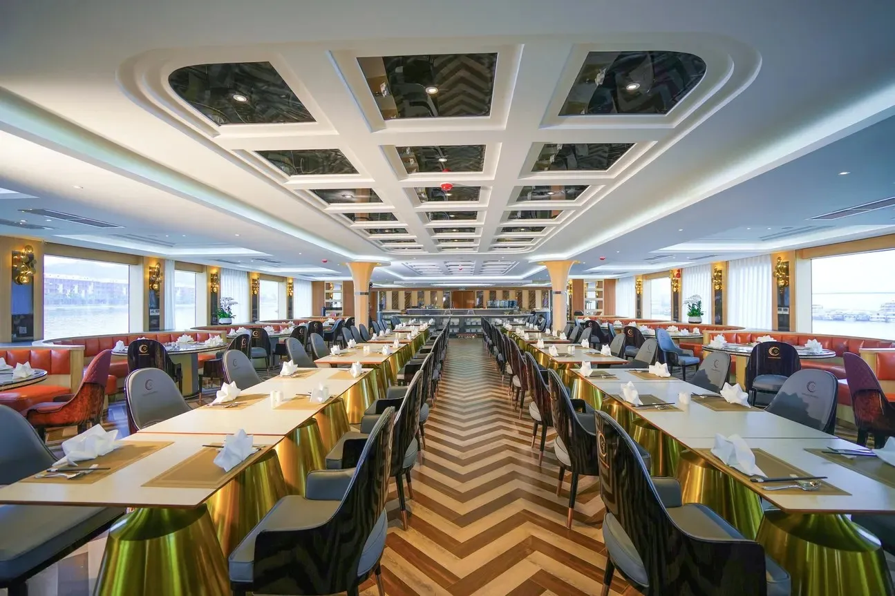 Day Tour | Enjoy Dinner on the 5-Star Luna Cruise