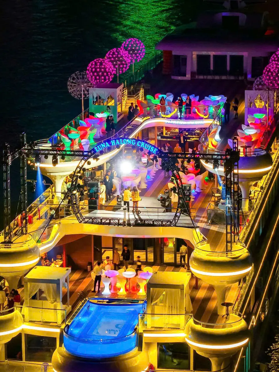 Day Tour | Enjoy Dinner on the 5-Star Luna Cruise