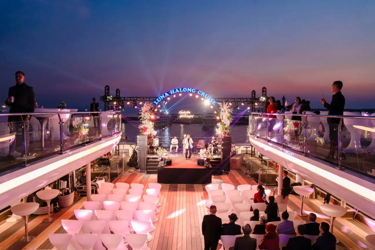 Day Tour | Enjoy Dinner on the 5-Star Luna Cruise