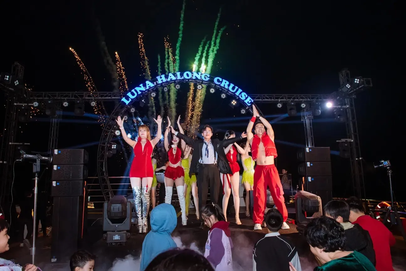 Day Tour | Enjoy Dinner on the 5-Star Luna Cruise