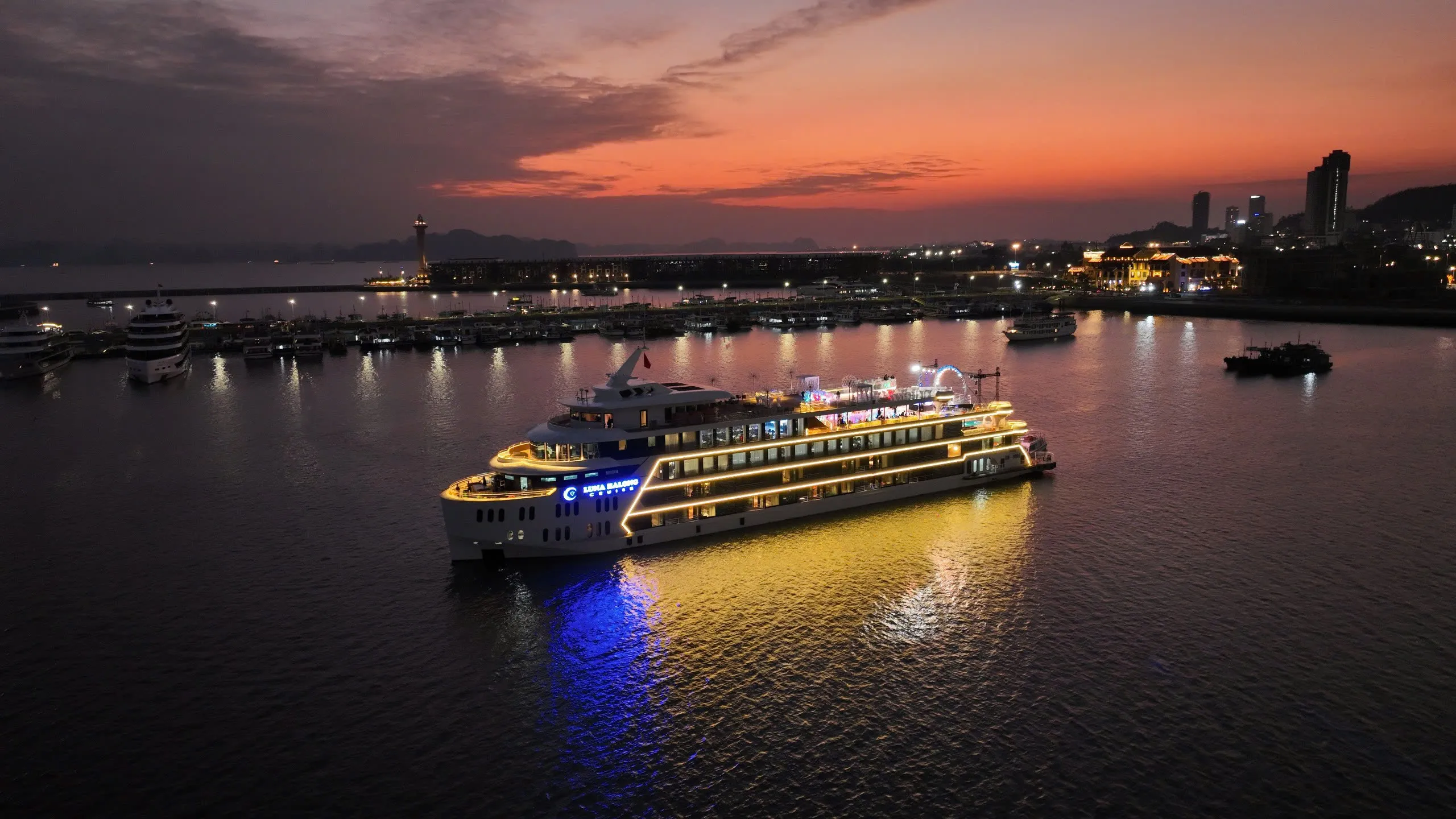 Day Tour | Enjoy Dinner on the 5-Star Luna Cruise