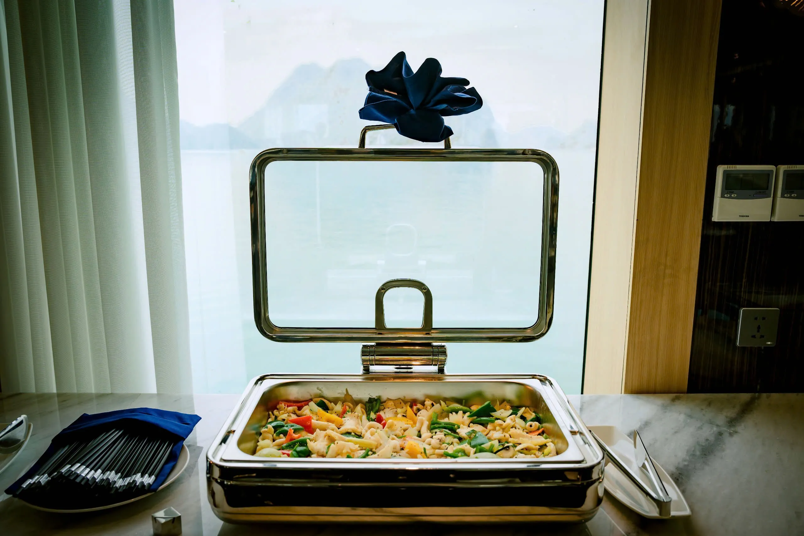Day Tour | Enjoy Dinner on the 5-Star Luna Cruise