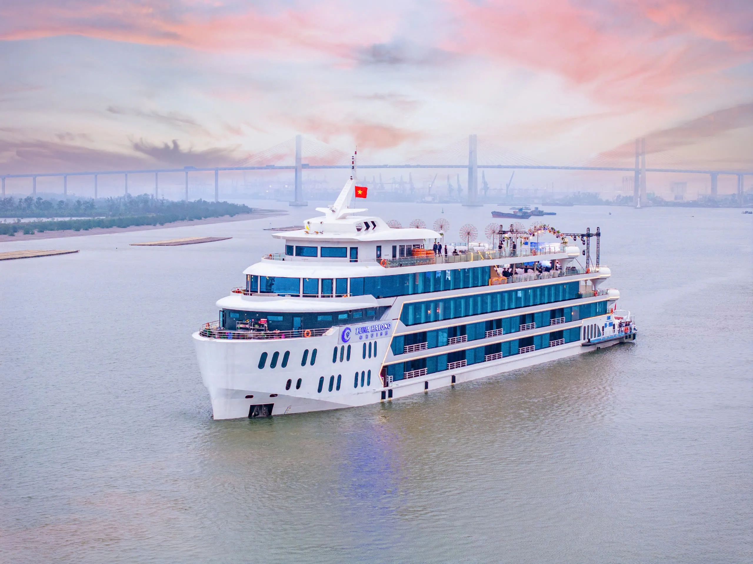 Day Tour | Enjoy Dinner on the 5-Star Luna Cruise