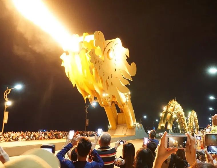 Dragon Bridge lights up Da Nang with real fire shows every weekend