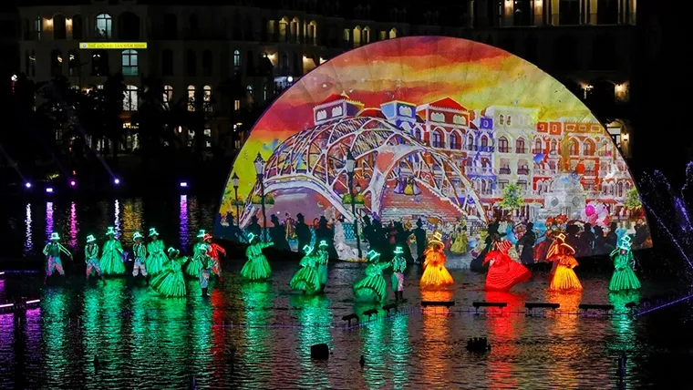 What to do in Phu Quoc at night - admire show at Grand World