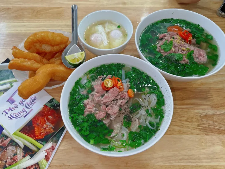 Pho Ganh Hang Chieu is a long-standing, traditional pho stall in the Old Quarter