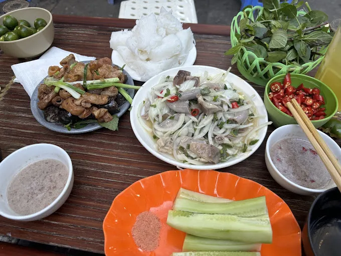 Long Ran Nhat Quan is also an ideal spot for late night food Hanoi