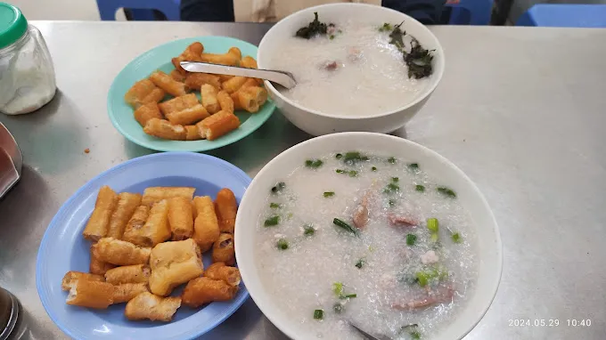 Cháo Gia Truyền 37 Trần Nhân Tông – 40 years of creamy clam porridge, open till late