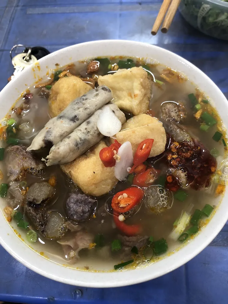 Bún Riêu Ngõ Hồng Phúc – Irresistible crab noodle soup with huge toppings