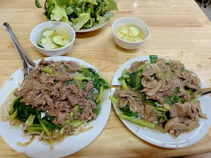 Pho Xao Bat Dan is simple late night food Hanoi