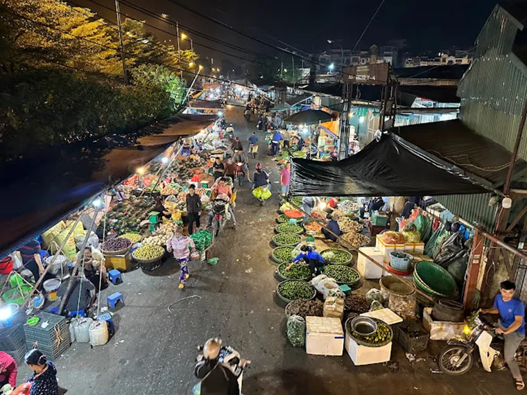 Long Bien Night Market