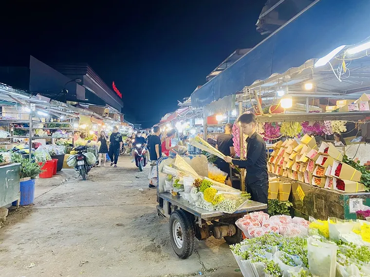 Quang Ba Night Market