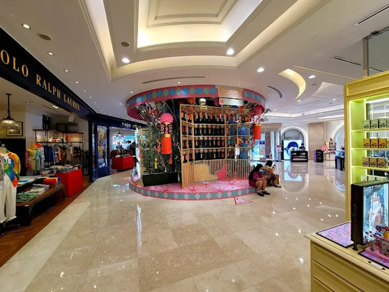 shopping in large centers Saigon Square and Takashimaya