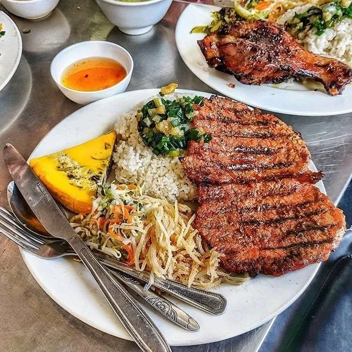 Hot rib rice captivating diners is best lunch in hanoi