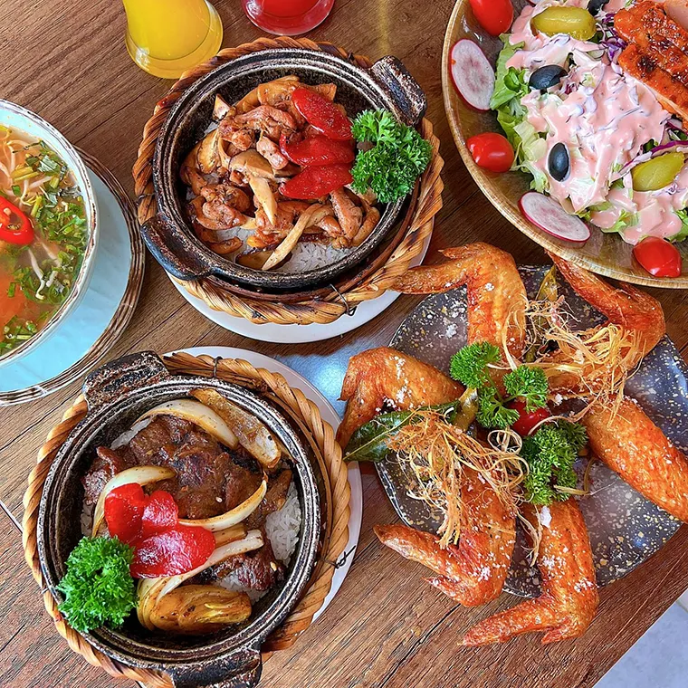 Kombo Singaporean claypot rice is hot, with a crispy burnt layer