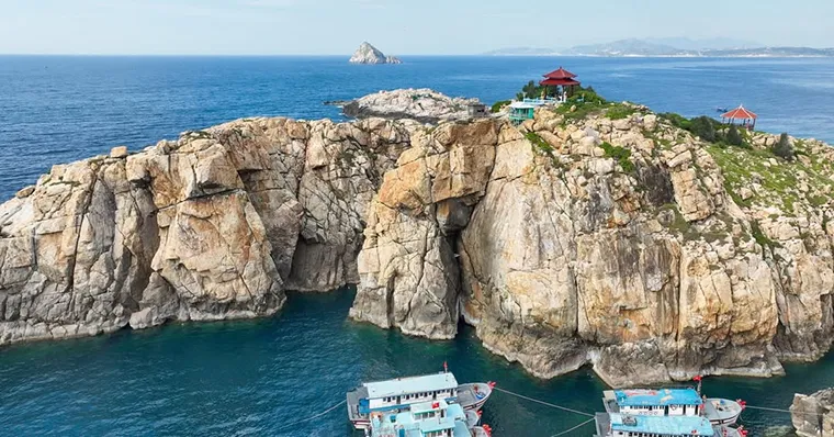Hon Noi is one of the places with the most swallows nesting in Khanh Hoa with beautiful, poetic scenery
