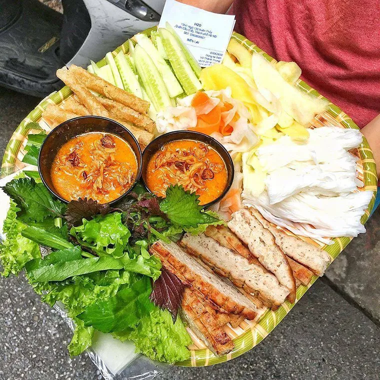 Visitors can enjoy grilled pork rolls by portion or in a buffet style