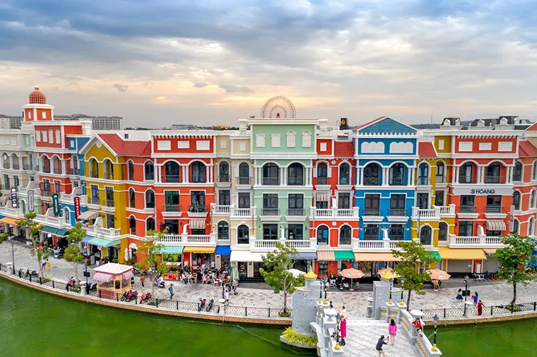 Grand World Phu Quoc is a vibrant entertainment