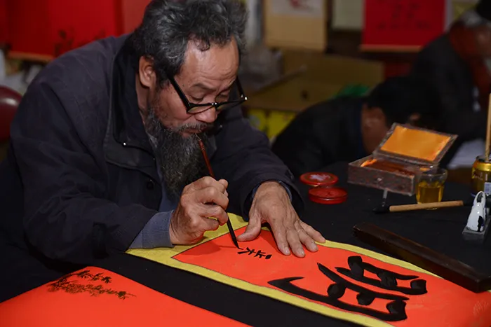 Asking for calligraphy is a traditional cultural feature of Vietnamese people at the beginning of the new year