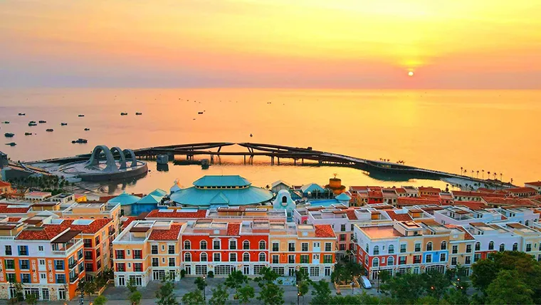  Romantic, colorful sunset scenery in Phu Quoc