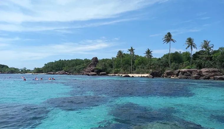 Island Hopping to Enjoy Pristine Beauty