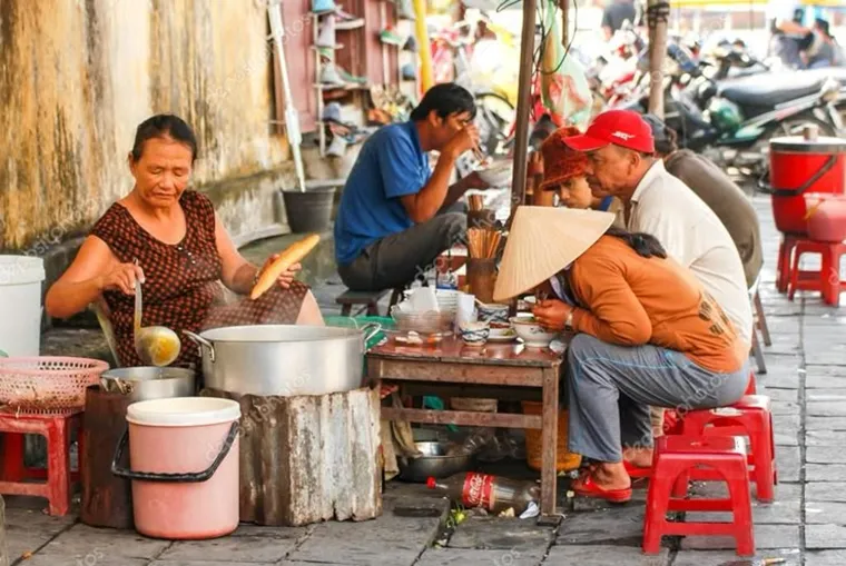 Breakfast in hanoi old quarter