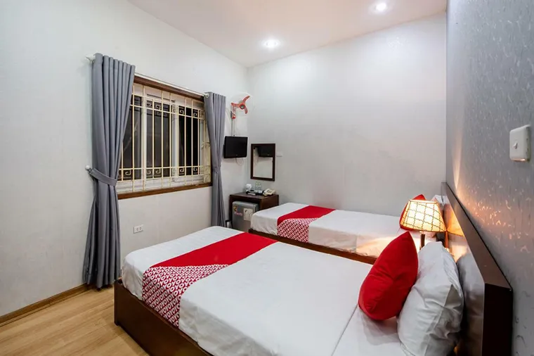 The interior of a twin room at the A Dong Hotel