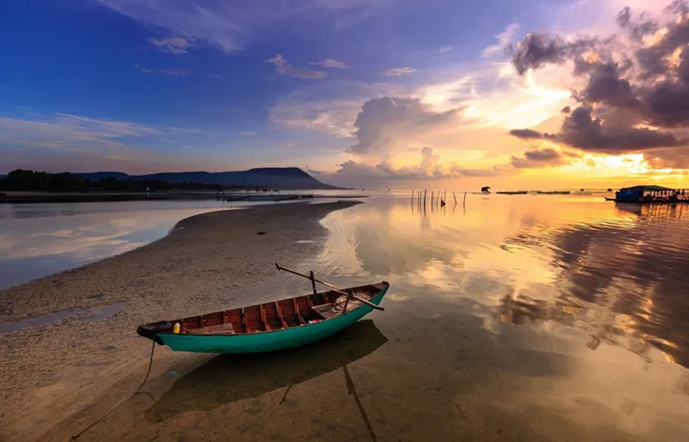 Best Time to Visit Duong Dong Lake
