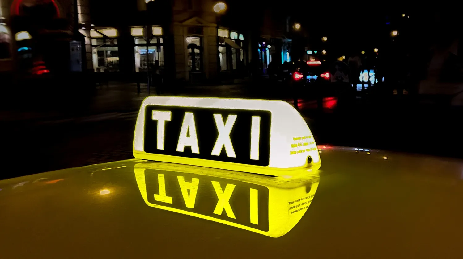 A taxi from Da Nang to Hoi An costs 300,000–450,000 VND one way